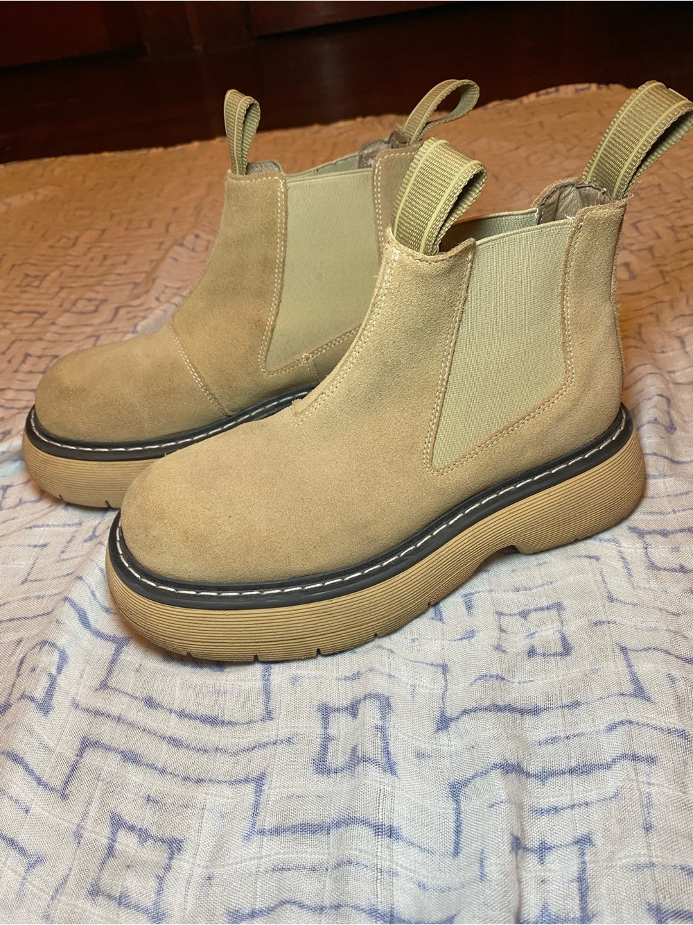 LÄST Powder Chelsea Suede Boots
in Tan Suede-Look